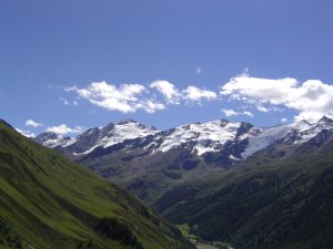 Die Weißkugel ist von Melag aus hoch oben in der letzten Reihe zu sehen. Die Weißkugel ist von Melag aus hoch oben in der letzten Reihe zu sehen.