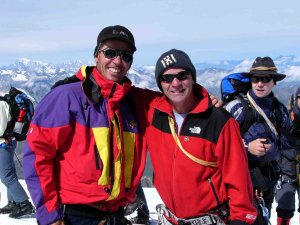 Eine Ehrung wie hier bei Rolf Dreher für seine 40-jährige Mitgliedschaft ist auf dem Bishorn sicher nicht alltäglich. Eine Ehrung wie hier bei Rolf Dreher für seine 40-jährige Mitgliedschaft ist auf dem Bishorn sicher nicht alltäglich.