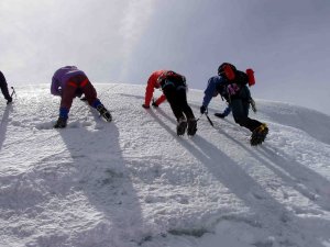 Übungen an "etwas steilerem" Eis beim Übergang zum Ostgipfel Übungen an "etwas steilerem" Eis beim Übergang zum Ostgipfel