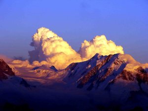 Cumulus-Wolken am Abend über dem Monte Rosa Cumulus-Wolken am Abend über dem Monte Rosa